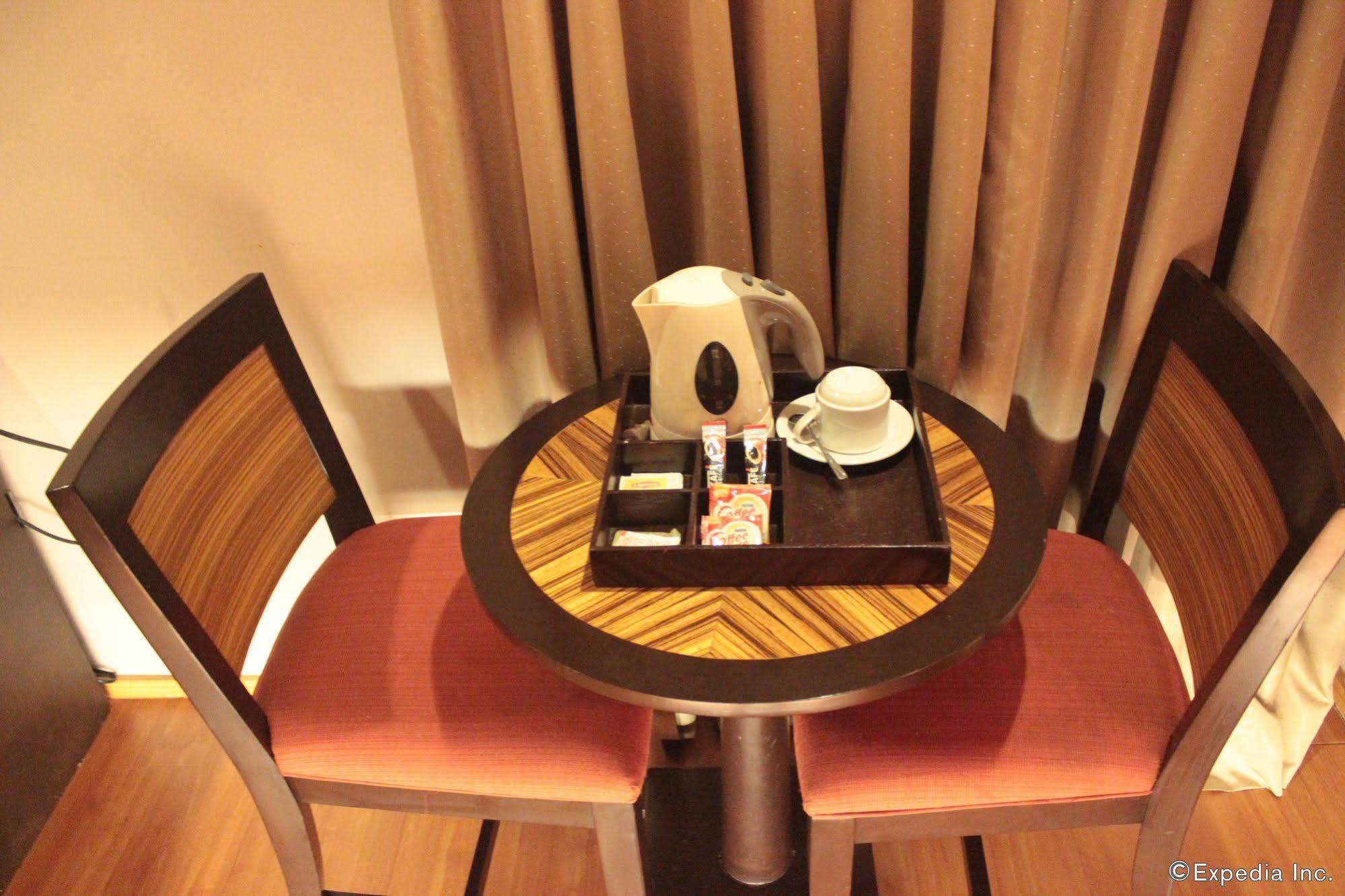 Soleste Suites Quezon City Exterior foto